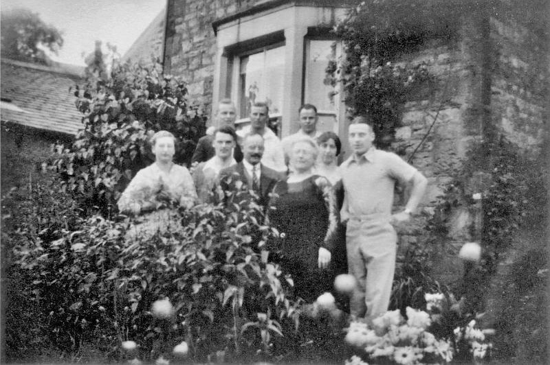 JH01 - Ward Family - 1930s.JPG - Ward Family  outside Greenbank House in 1930's.William and Margaret ( nee Jackman ), Margaret, Jess, Alan (behind), Edward, William, Dorothy and Ernest.[ Donated by Jennifer Hartley - only child of Edward Ward ]